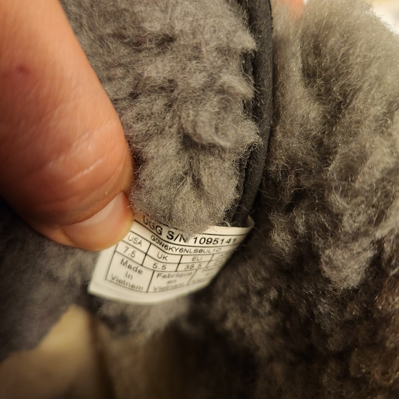 UGG Women's Adirondack III Boots in Black size 7.5 in VGUC - Picture 9 of 9